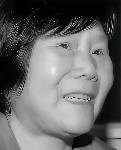 1975年，湖北神农架几名妇女正在田里挖洋芋时，一位女孩因为内急跑去树林中解决，