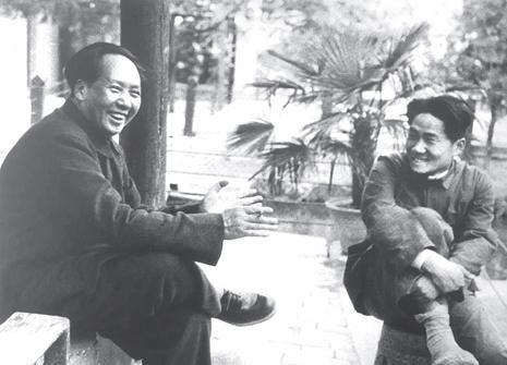 #老照片#1949年，毛主席与儿子毛岸英，在香山双清别墅的合影留念。父子情深，
