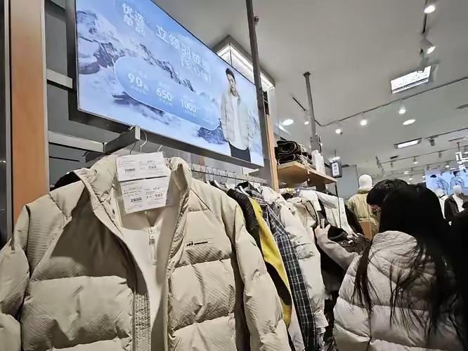 胖东来这波操作简直颠覆认知！羽绒服成本184卖256，只赚72元还得覆盖租金人工