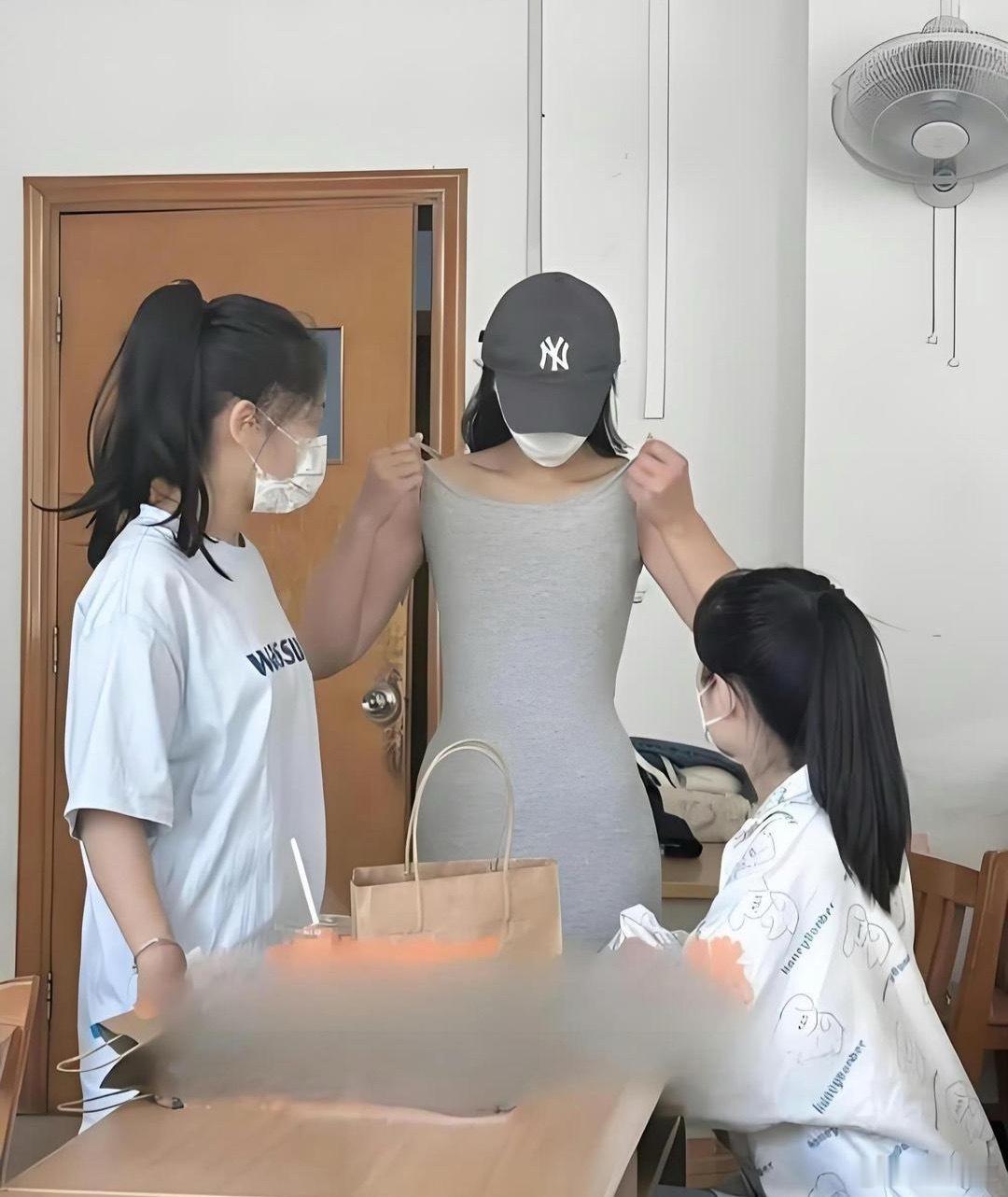 难道只有我一个看出来这身材很丑吗？