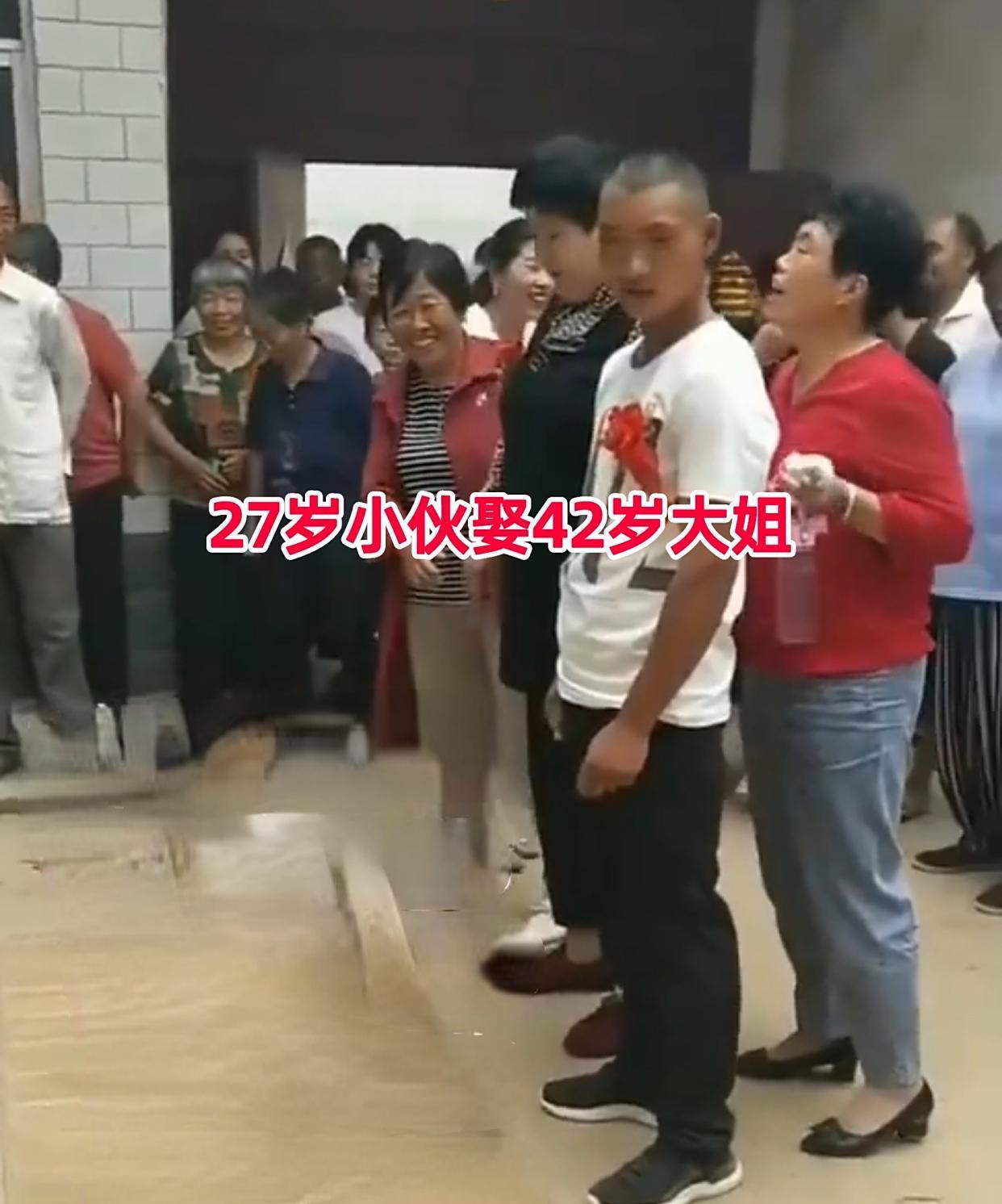 近日，湖北27岁小伙结婚，娶42岁大姐，只花了3万，婚礼现场，小伙一脸苦大仇深不