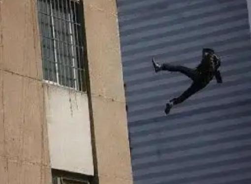 贵州安顺，36岁男子半夜在一民宿睡觉，民警来查噪音，他以为暴露了，慌慌张张想翻窗