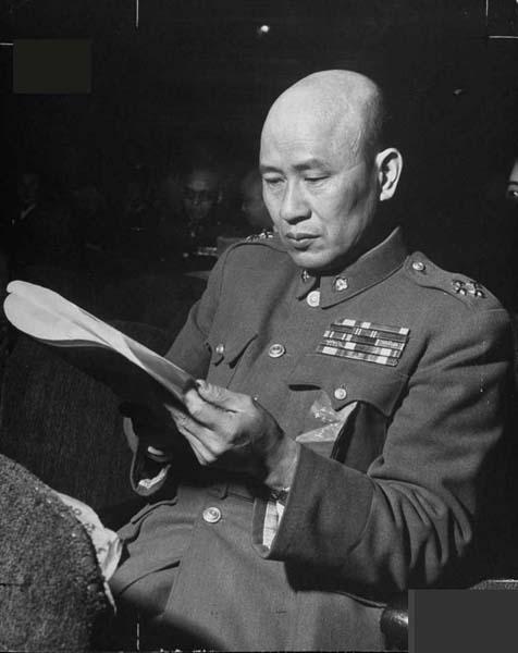 白崇禧担任华中“剿匪”总司令后，为了鼓舞国民党军队的士气，表示：“过去用人，老是