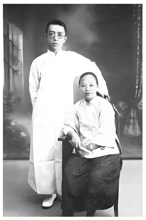 1917年，胡适回到绩溪和江冬秀完婚。此时，胡适已经成为北大教授，月薪280
