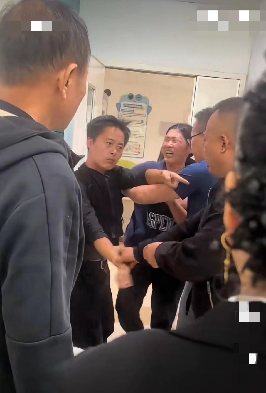 11月14日，浙江宁波。孩子疝气卡死两天了，需要紧急手术，妈妈急的不行，爸爸不让