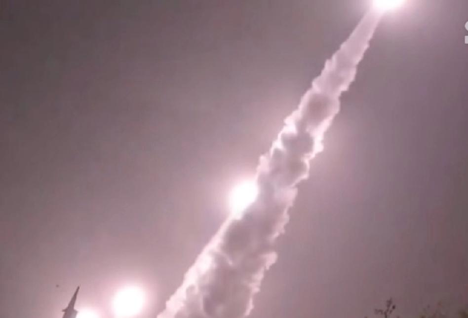 若美军真的打击伊朗，伊朗就与美军以“打乒乓球”的方式对攻。伊朗库存有8万架攻击