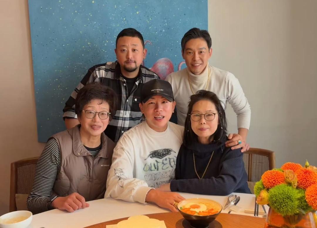 歌手胡彦斌晒合照为自己妈妈庆祝生日，说祝妈妈生日快乐、身体健康，每天都开心。照