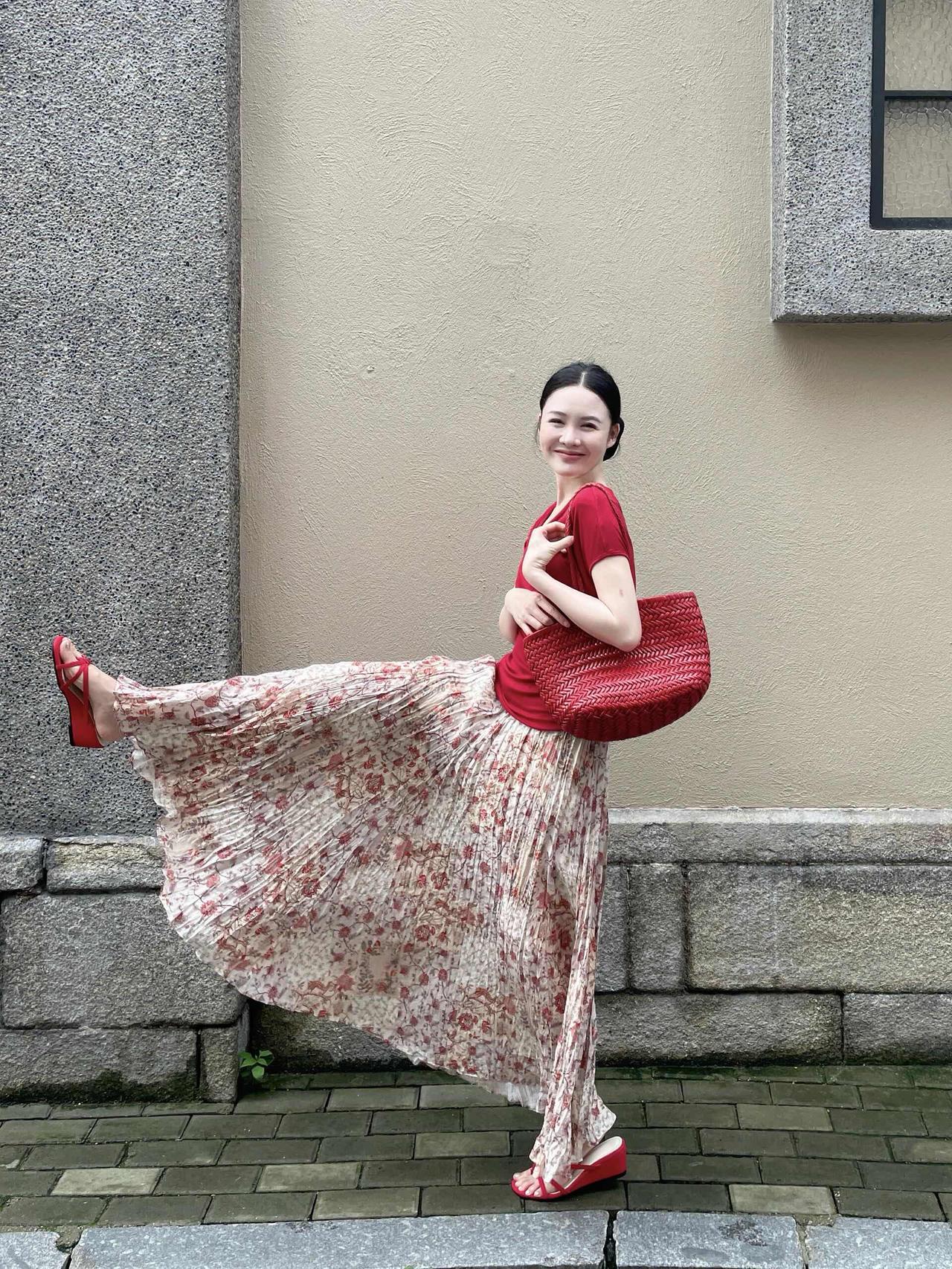 夏天穿红色，比你想象中更美！正红荡领短袖，搭配温柔碎花大摆半裙，同色系红凉鞋
