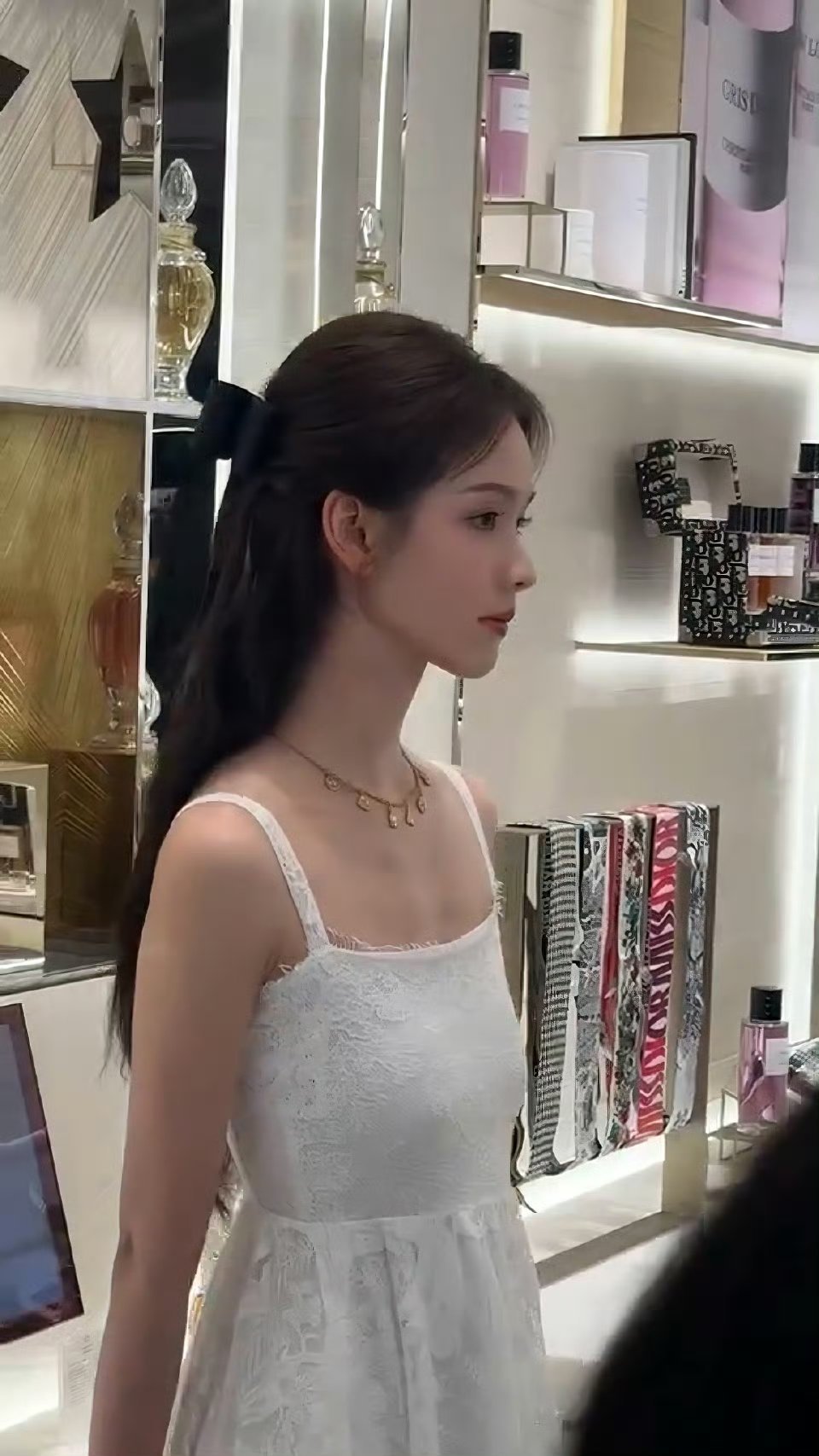 陈都灵正面这么窄的脸侧面却有着超绝面部立体度….​​​​