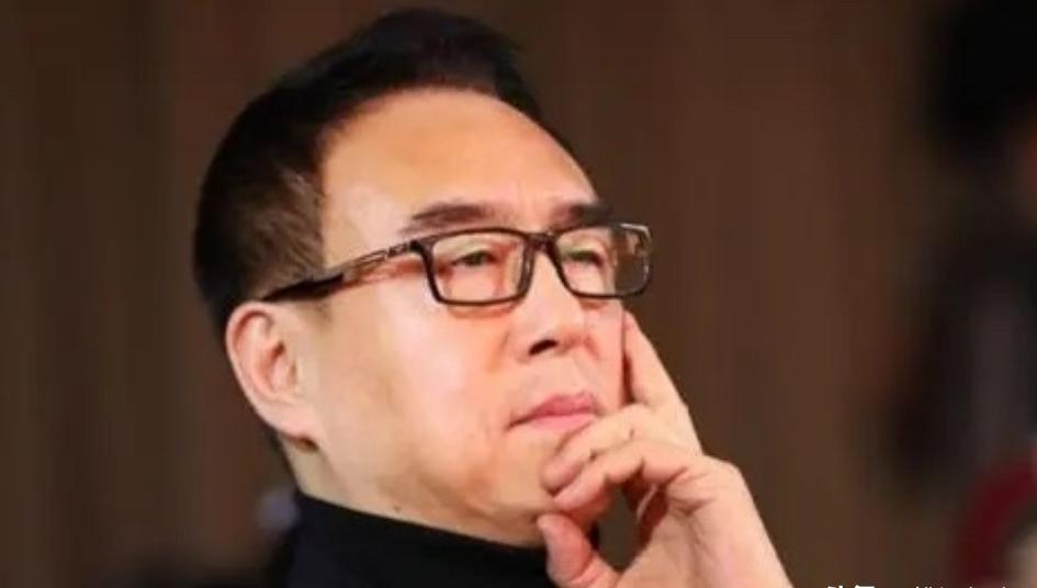 47岁的央视春晚导演郎昆，趁着32岁妻子马艳丽远赴国外工作的空档，与24岁的青年