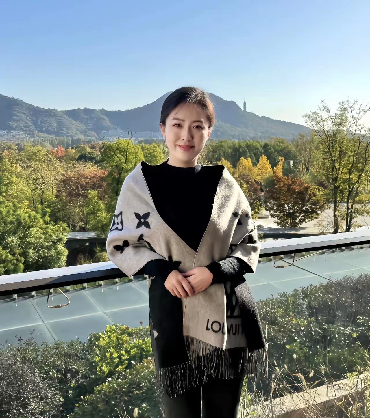 1.《浣溪沙·原谅》强作宽容非本心，只因难舍旧时音。千般委屈自沉吟。面上欢
