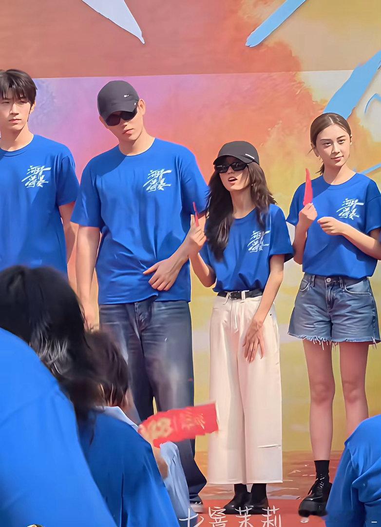张子枫现在也太瘦了吧，这完全就跟小孩子一样了！​​​