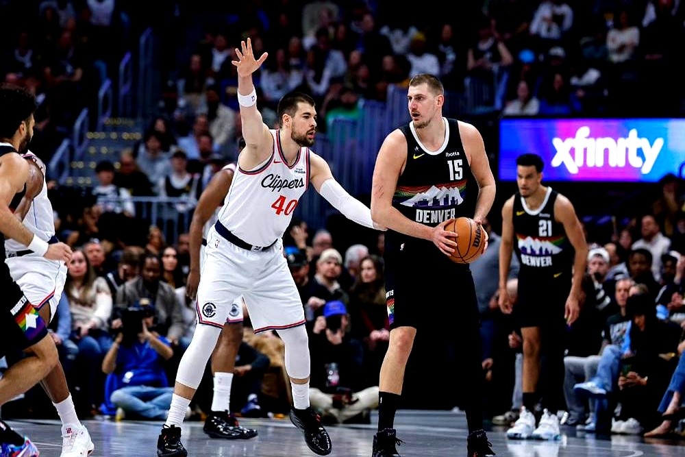 三连MVP约基奇亲口承认，整个NBA他只怕两个人单防。不是文班亚马，也不是戈贝尔。这俩人是快船的祖巴