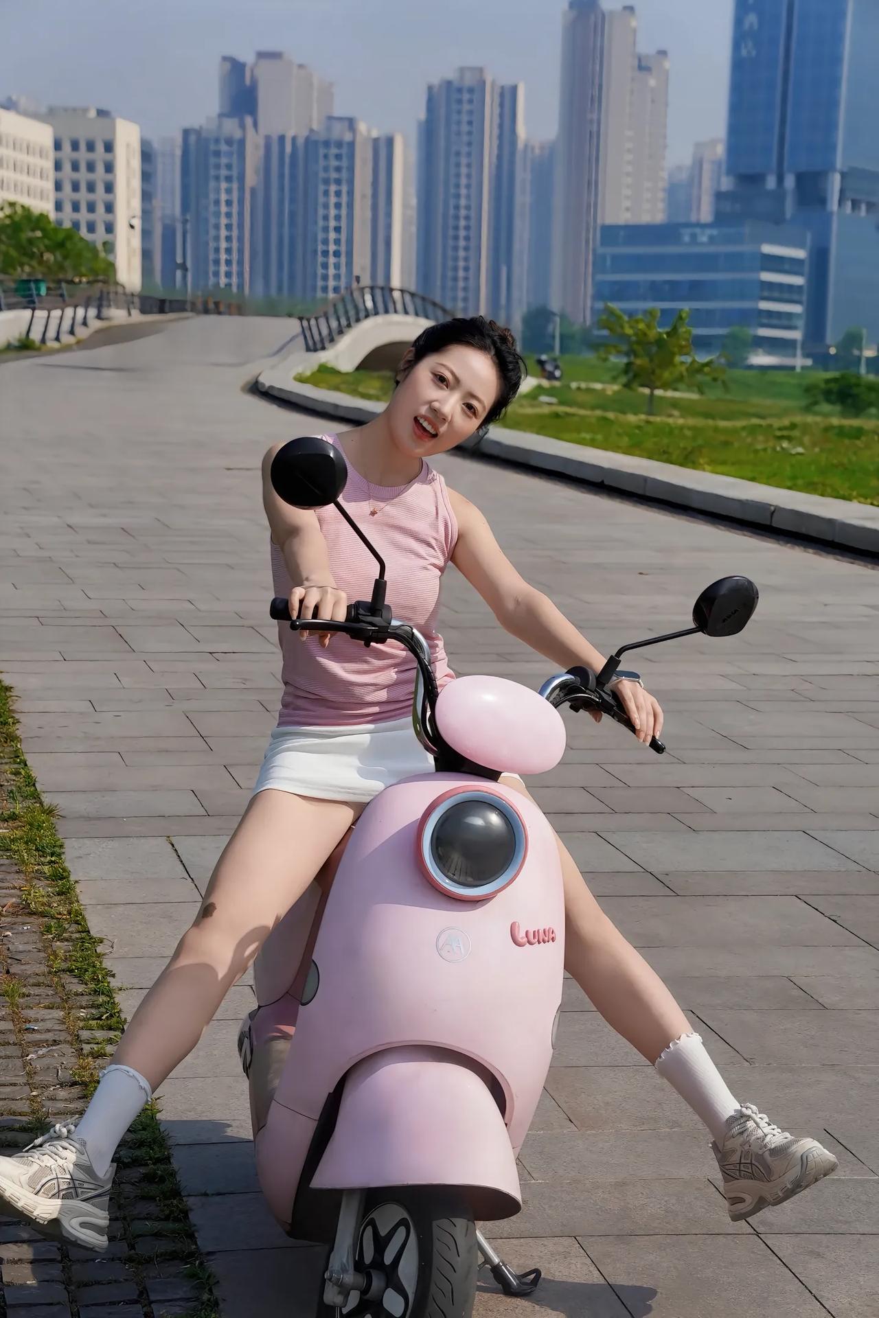 今日穿搭OOTD,搭配幸福的电动车.街拍美女服饰街拍时尚分享