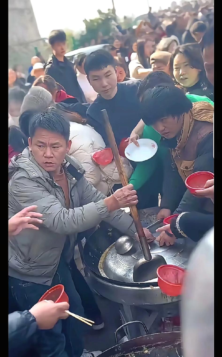 哈哈，江西丰城一网红办杀猪饭，结果变成了大爷大妈们的“抢猪饭”了，真的是太搞笑了