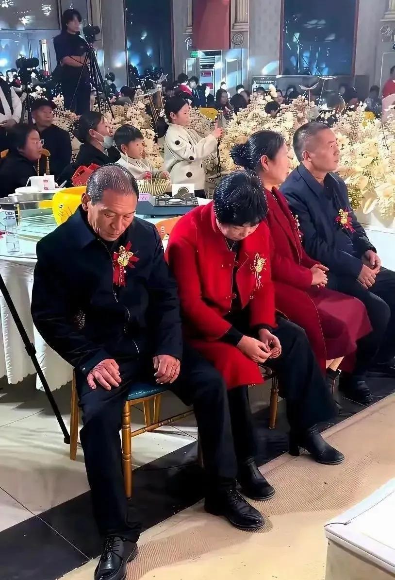 结婚现场，谁是男方？谁是女方？怎么这么明显！