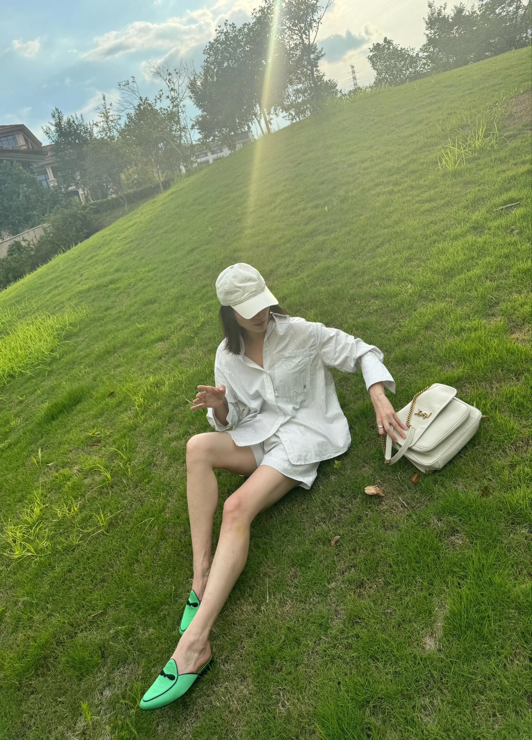宋佳，白衣休闲穿搭，草地秀大长腿​​​