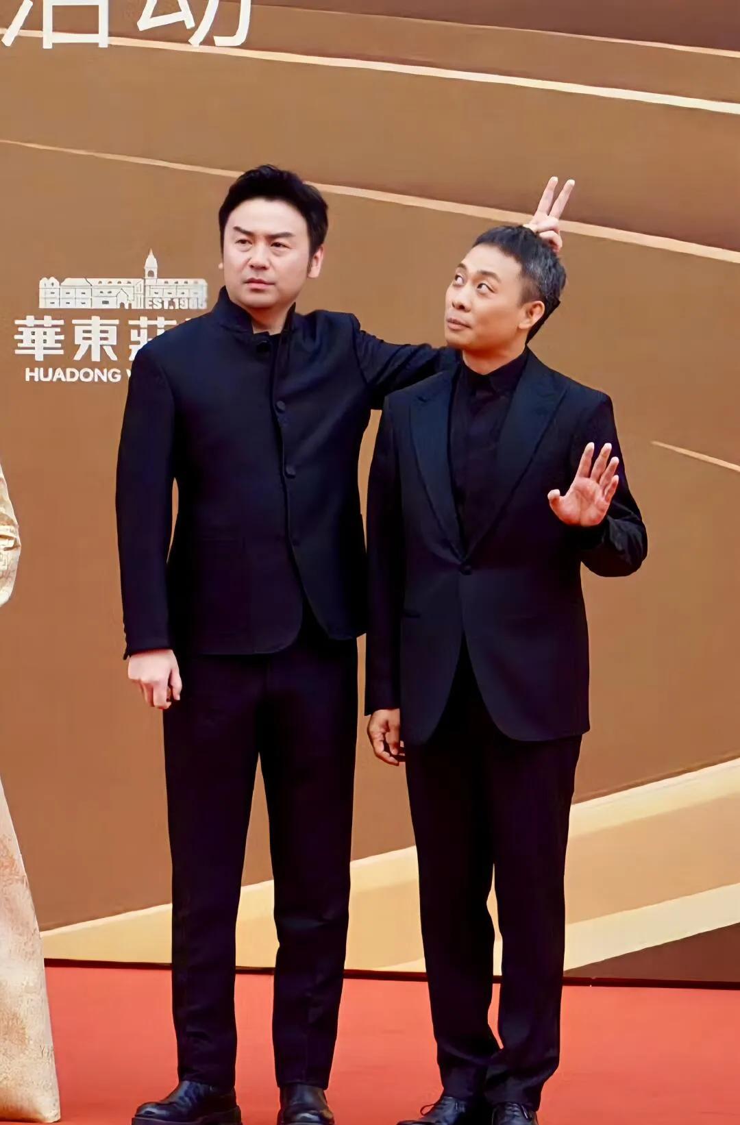 他两就不应该又在一起！张译一脸严肃认真摆pose，雷佳音却在他脑袋后面偷偷比