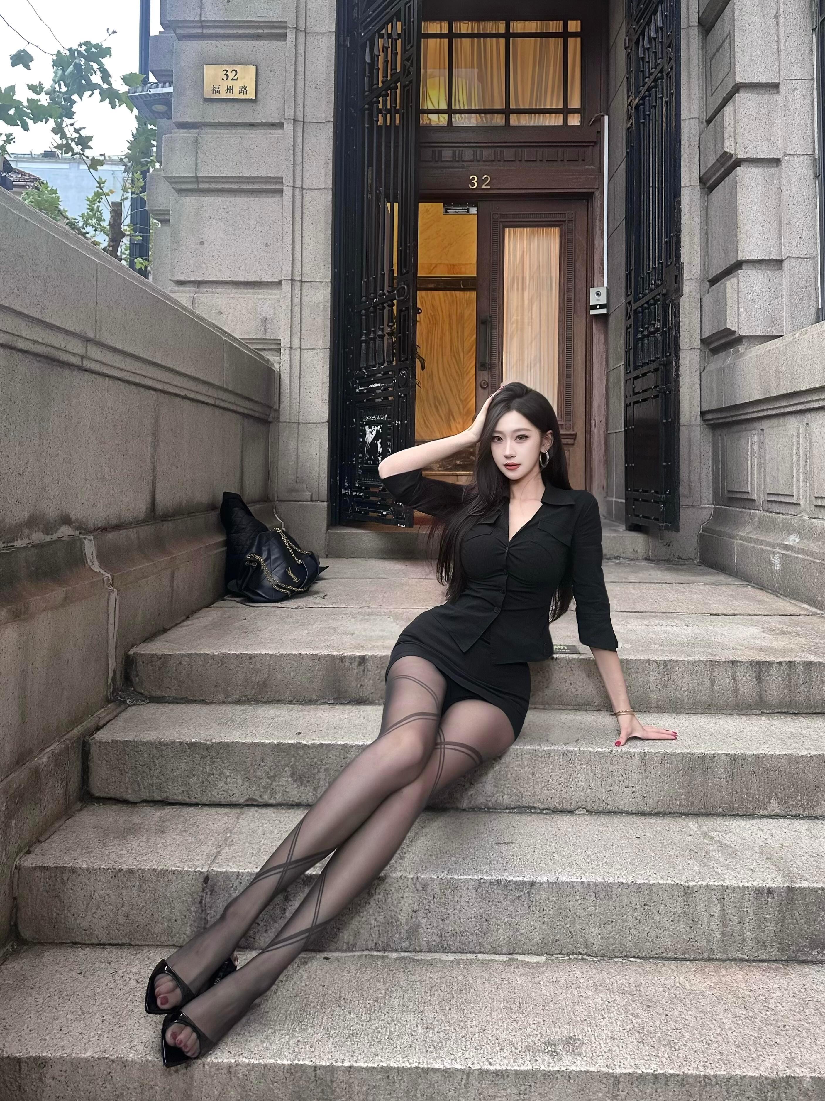 再敢跟别的女的说话我踹死你