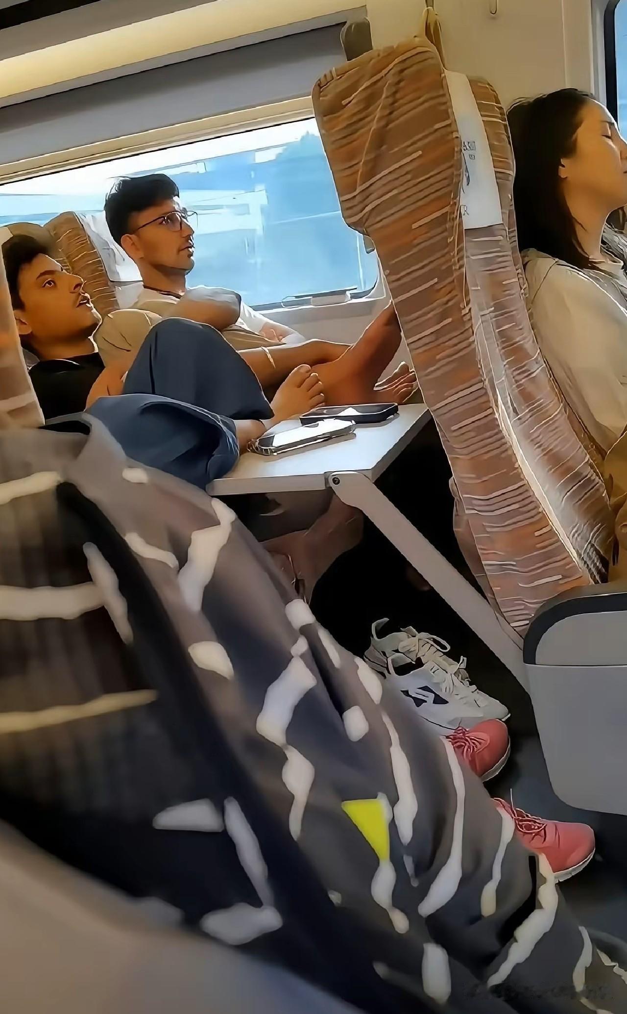 阿三真是到哪都当做自己家，乘务员也不管管么？