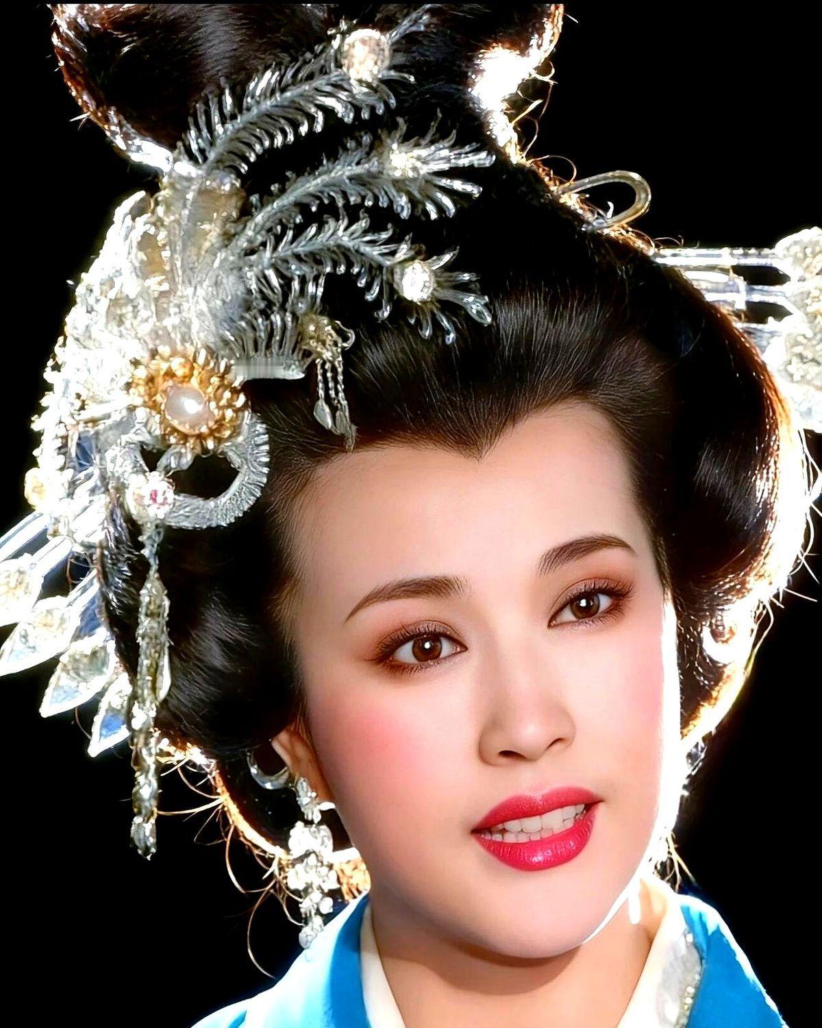 40岁刘晓庆演14岁少女，为何没人批评？当年拍《武则天》，她没靠滤镜，靠的是毛戈平一把刷子。毛戈平用
