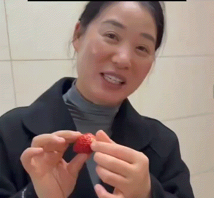 太幸福了吧！湖南，一爸爸打电话给妈妈说，晚上要出去和朋友吃饭，就不在家吃饭了。之