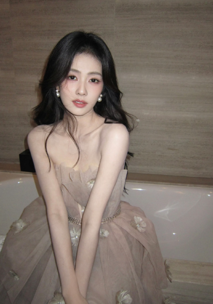 想到当初白鹿被评为四大普女的时候真的很无辜啊，那些说白鹿普的人，现实里长白鹿这样
