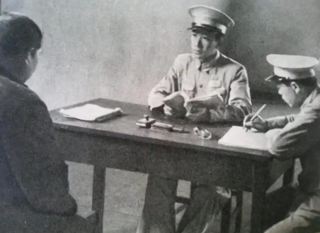 1950年4月12日，一位形迹可疑的男子悄然现身湖南省公安厅，用平静的语调说出令