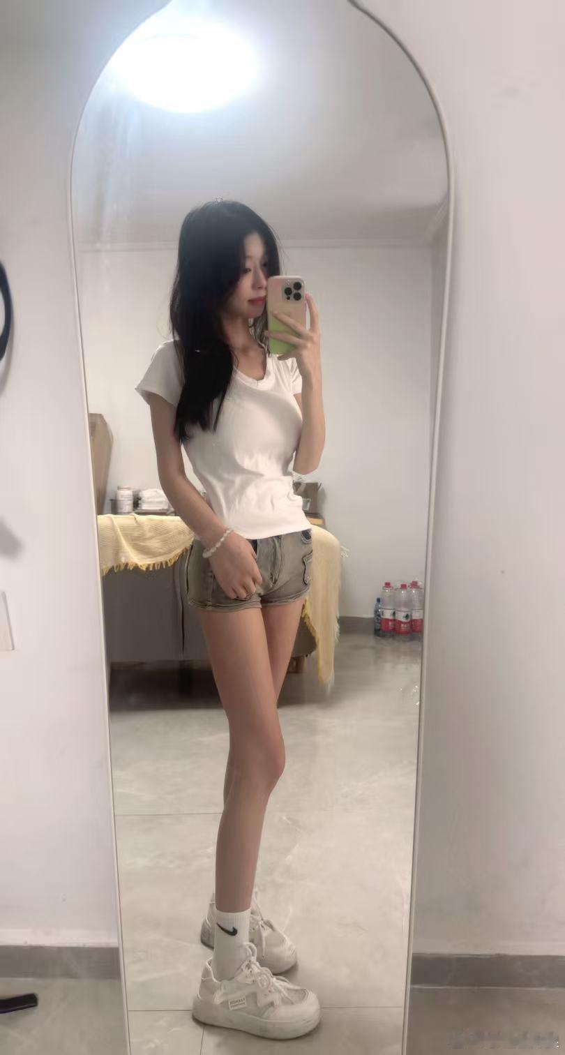 三大指数集体翻红创业板指涨近1%上涨个股近4000只市场探底回升，三大指数集