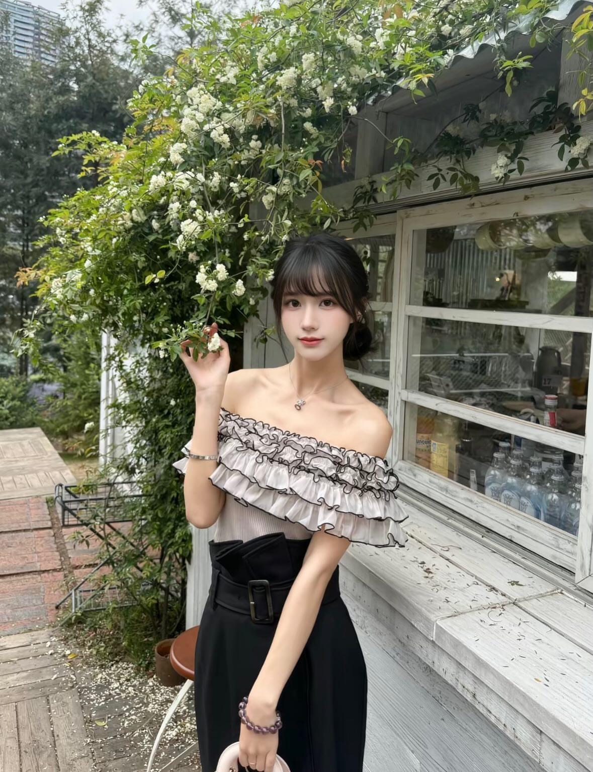 甜美少女风，花丛中的优雅时光美女的美丽体现在何处呢？女人最耐看的长相是什么样的