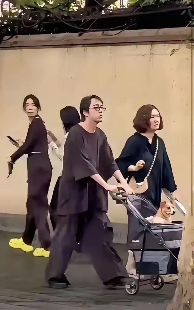主人把狗宠成什么样子了嘛，把路人都看呆了[捂脸哭]