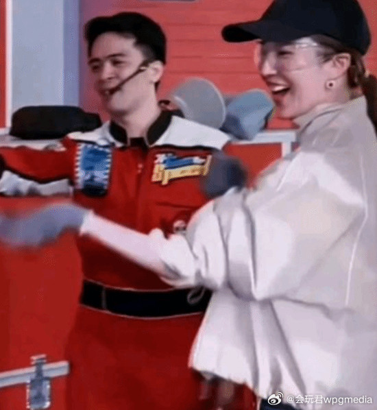 “刘亦菲8秒换胎”热搜工作人员评价其游刃有余日前，“刘亦菲8秒换胎”上了热搜。