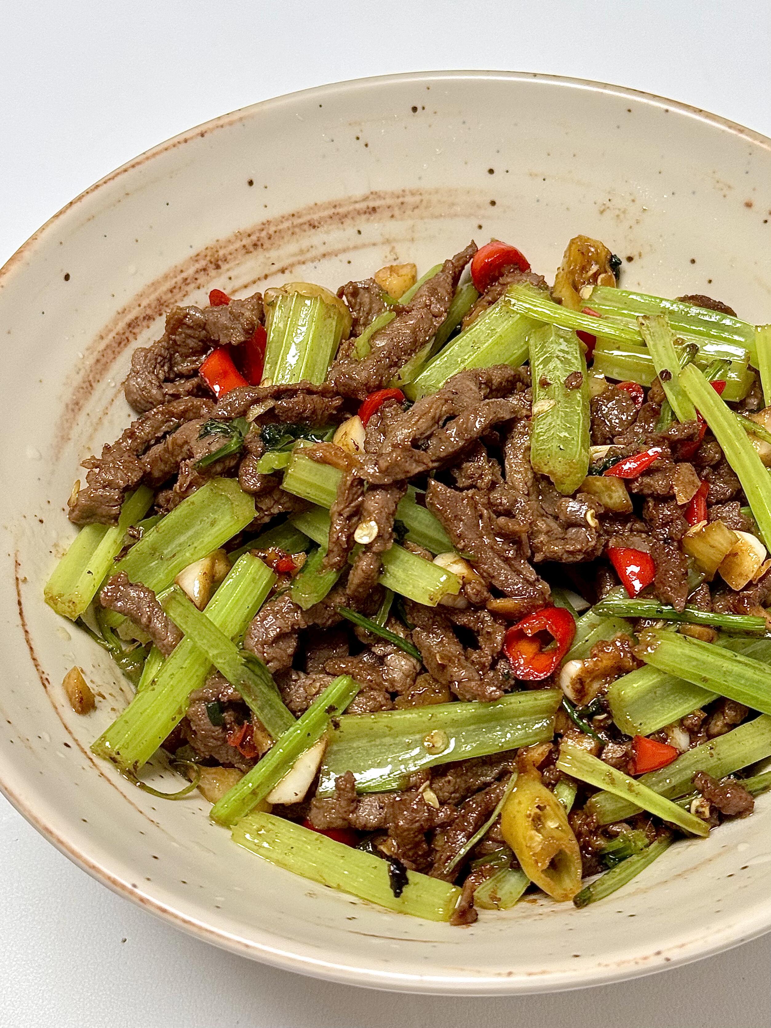 谁懂啊！这道芹菜炒牛肉，鲜辣入味能炫3碗饭🔥救命！这道芹菜炒牛肉直接封神😭