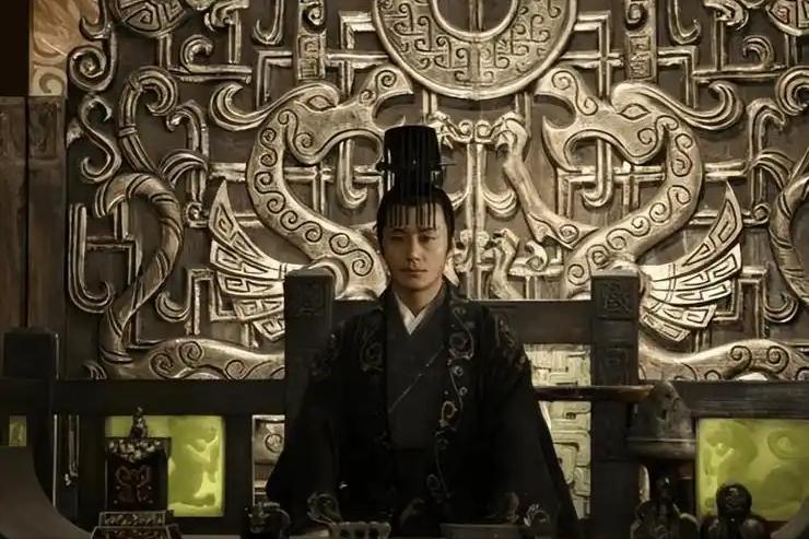 汉文帝年间，女相师许负给邓通算命，断言他会因贫致死。汉文帝冷笑：