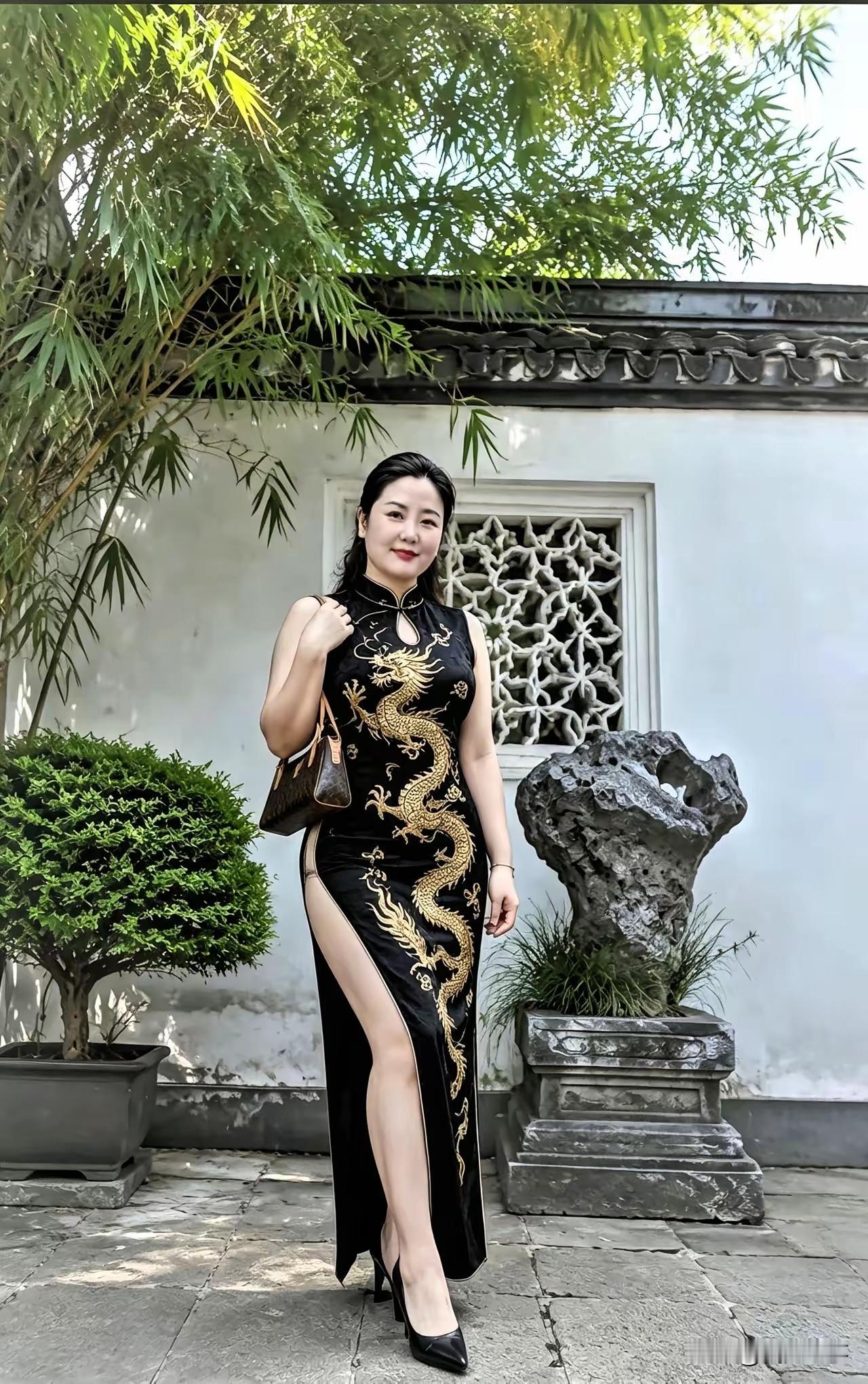 50岁的旗袍佳人，一袭穿在她身上，韵味十足。镜头下的她身着一袭绣着精致龙纹的高开