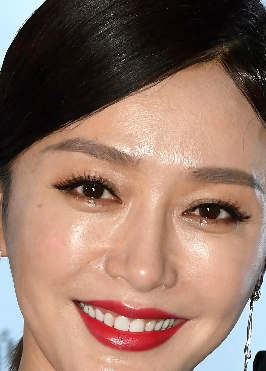 秦岚怼脸美拍，显露出一丝丝的岁月感