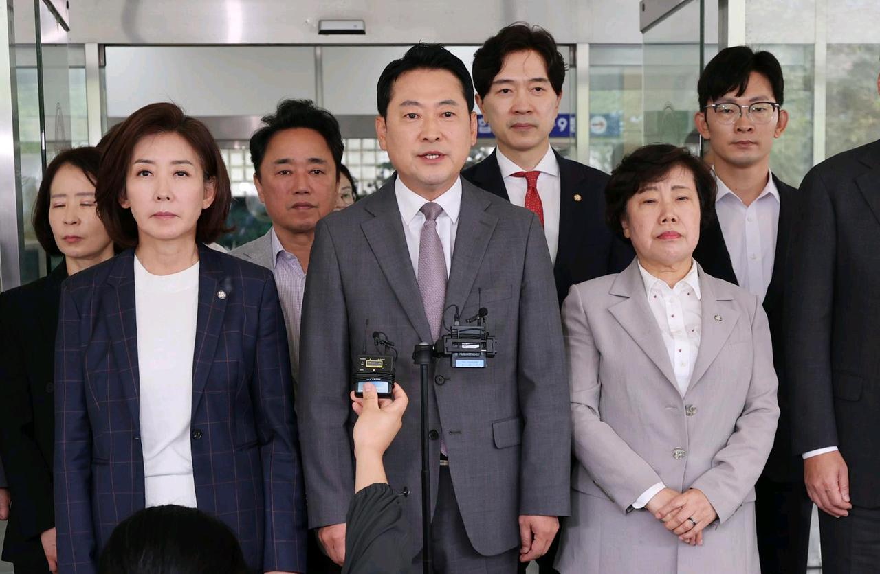 韩国媒体消息，10月3日，韩国前放送通信委员长李真淑因涉嫌违法被逮捕后，国民力量