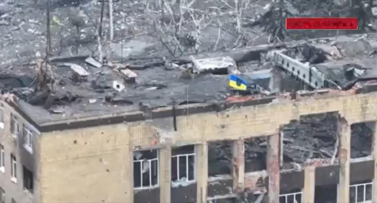 乌克兰武装部队试图通过在库皮扬斯克行政大楼上插旗来营造“胜利”的假象，但很快就被