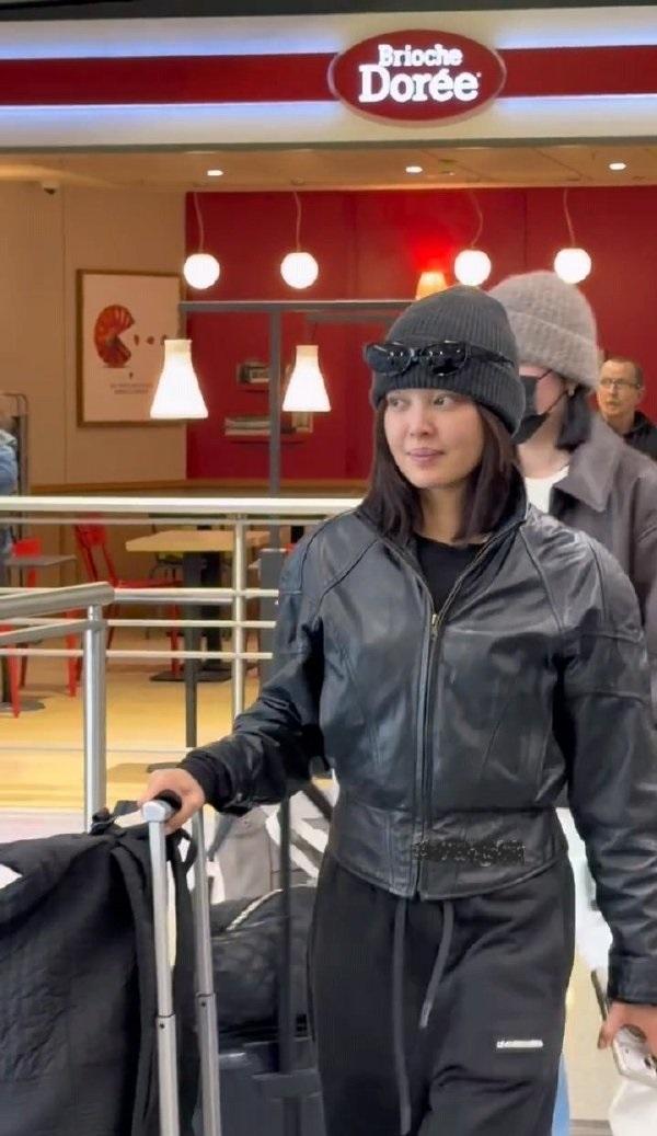 最近辛芷蕾亮相巴黎，她这回搭配了一身黑色的衣服，看起来格外的酷，也超有型。辛