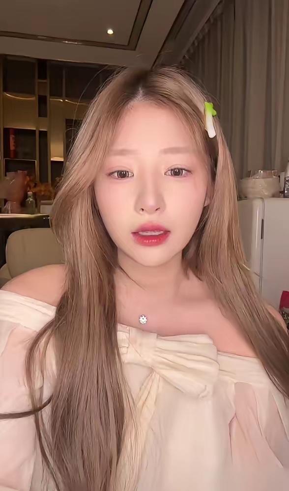 黄一鸣自曝，见王思聪一面，车费10万。微信一响，先转5万，备注“车费”。人还没