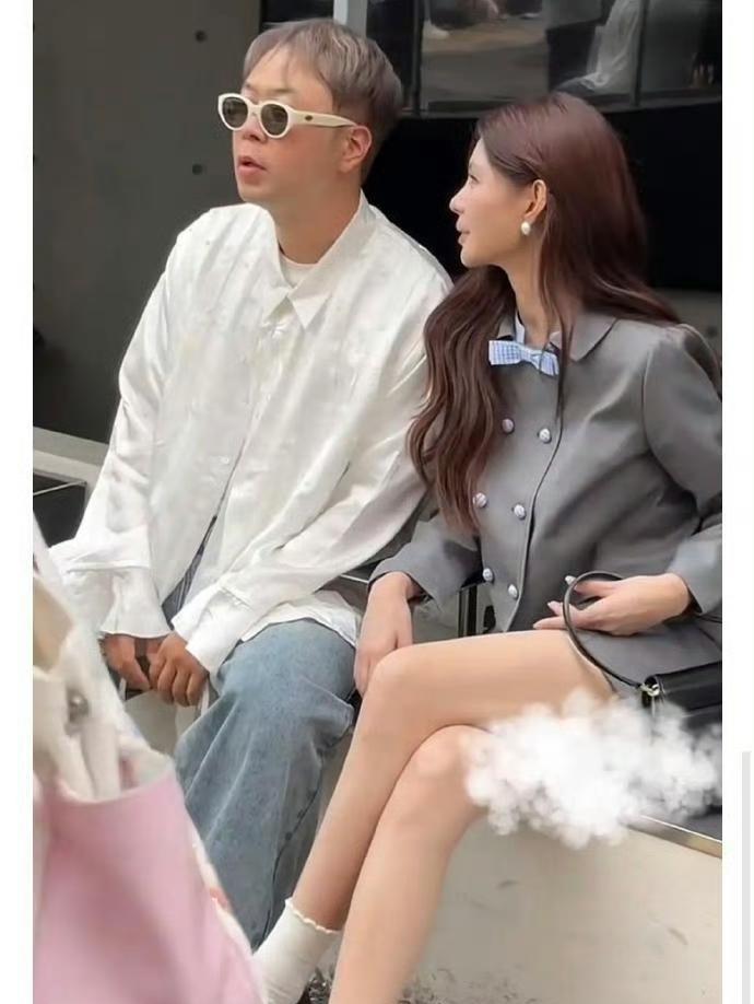 杜海涛与沈梦辰的一组近照曝光后引发关注，照片中杜海涛头发明显稀疏，头顶部分依稀可
