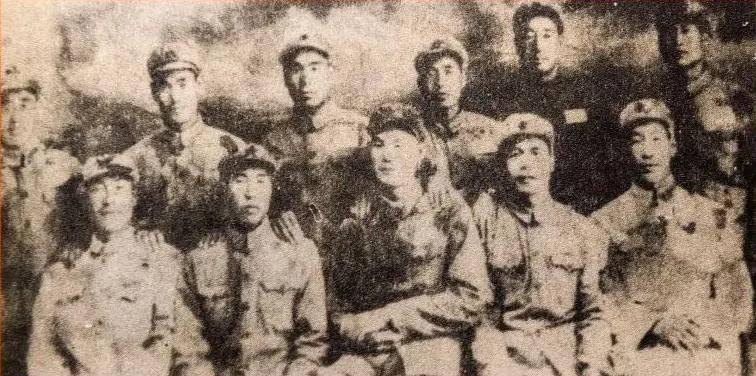 1950年新疆32岁副师长遭马匪残忍挖眼，毛主席震怒下令钢铁洪流跨三省远征，坦克