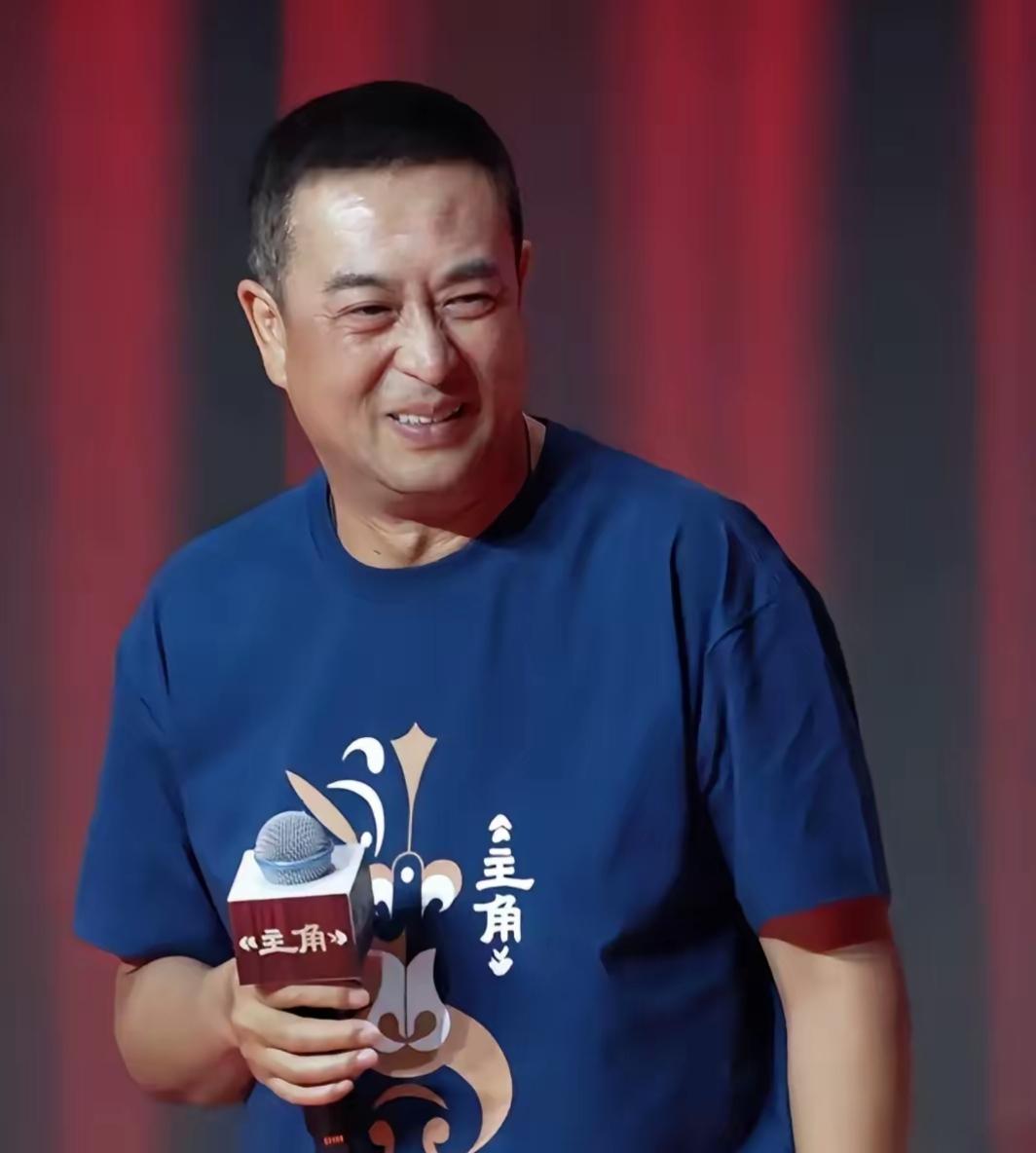 2025年拍《主角》时，张嘉译进组的第一件事不是看剧本，而是去食堂看菜单，助理不