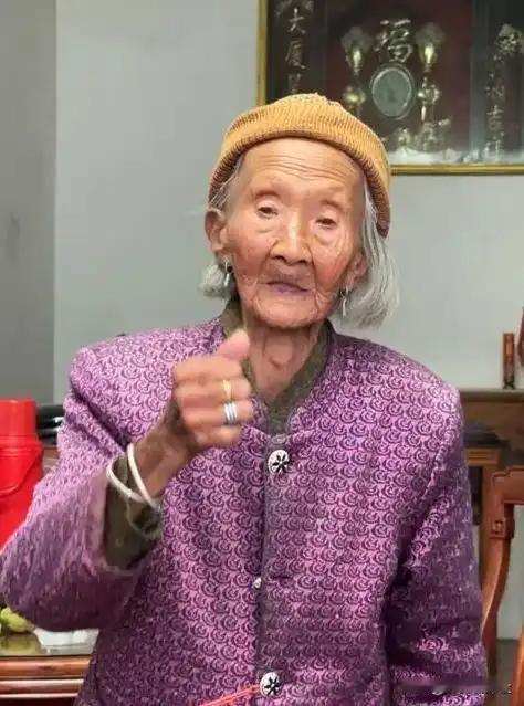 🌞福建最长寿老人今年元旦离世，1902年出生的林蛇母，共有100多名儿孙，