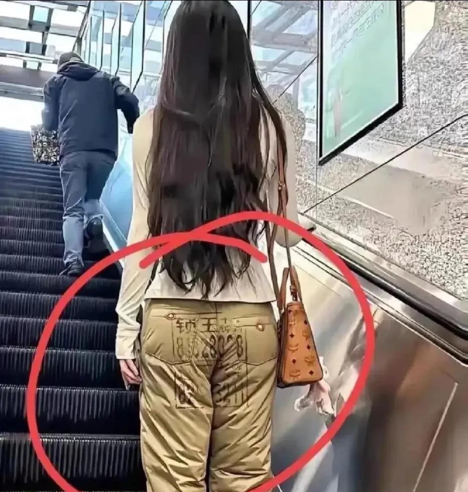 这个女生到底是什么意思，为什么穿这样的裤子出来？