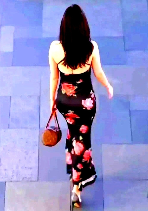 同学和妻子协议离婚了，但离婚不离家，每当妻子激情难耐时，就会主动找同学，同学很是
