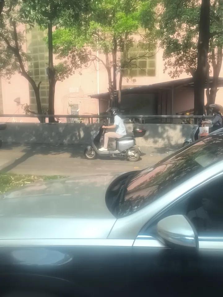 中年人的就业问题，如果企业不给机会，建议国家给机会。应该把实惠真正落实到企业当中