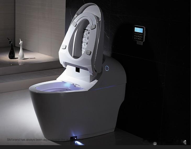 我发誓，我以后再也不用酒店的智能马桶了！昨天晚上喝醉吐酒的时候，发生了意外，被