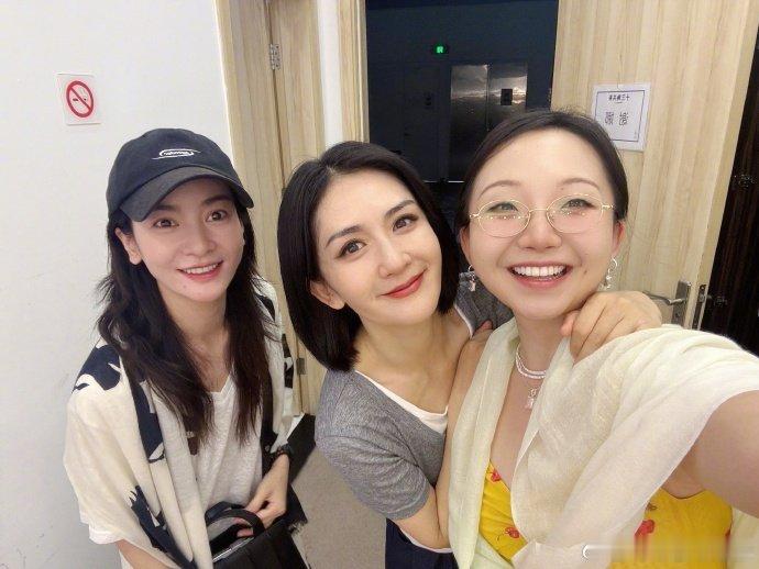 谢娜李晟李嘉琪合照李晟李嘉琪到场支持谢娜李晟、李嘉琪化身“气氛组”，把谢娜话剧