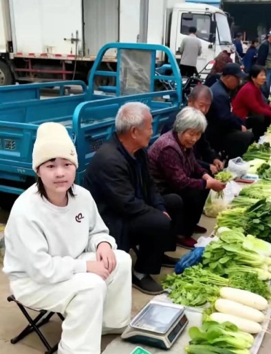 全红婵爸爸店门口立“冠军广场”标牌，成游客第一打卡区被吐槽不够低调！ 本来就